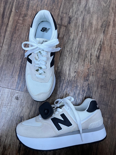 Vist Large View of Product Image Which is Used New Balance Casual Shoes 9