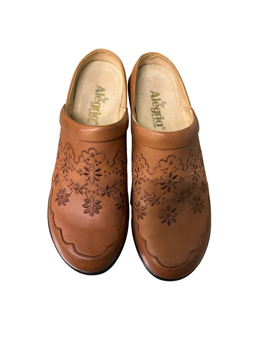 Vist Large View of Product Image Which is Used Alegria Clogs 8.5