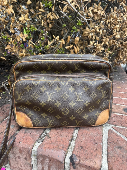 Vist Large View of Product Image Which is Used Louis Vuitton Nile Handbag