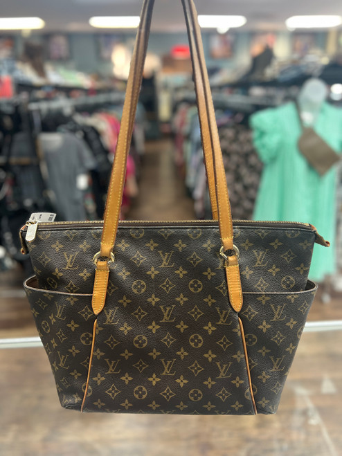 Vist Large View of Product Image Which is Used Louis Vuitton totally Handbag