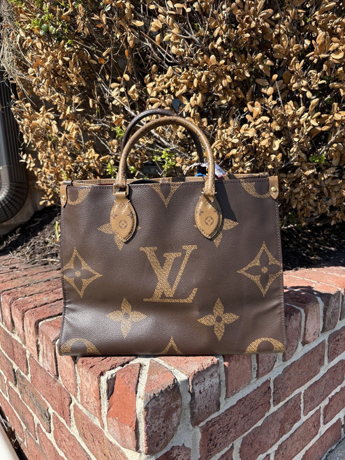 Vist Large View of Product Image Which is Used Louis Vuitton On The Go MM Tote