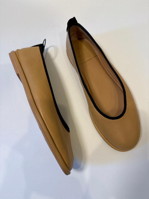 Vist Large View of Product Image Which is Used Vince Flats 9