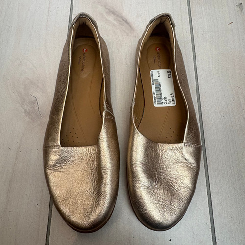 Vist Large View of Product Image Which is Used Clarks Flats 8.5