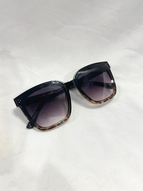 Vist Large View of Product Image Which is Used Sunglasses