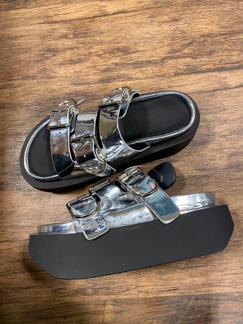 Vist Large View of Product Image Which is Used Unbranded Flats 8