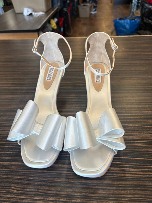 Vist Large View of Product Image Which is Used Badgley Mischka Low Heels 10