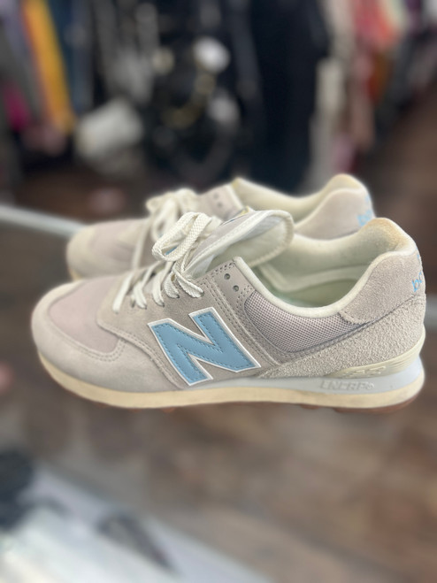 Vist Large View of Product Image Which is Used New Balance Casual Shoes 8.5