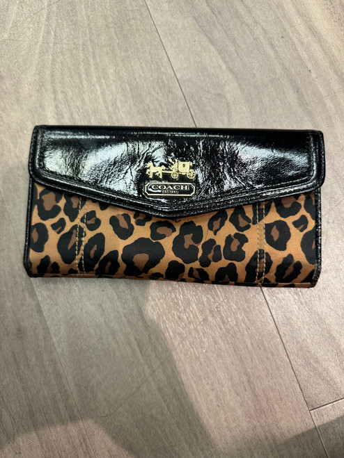 Vist Large View of Product Image Which is Used Coach Wallet