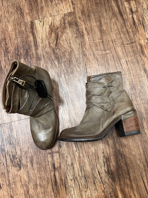 Vist Large View of Product Image Which is Used Unbranded Ankle Boots 5.5