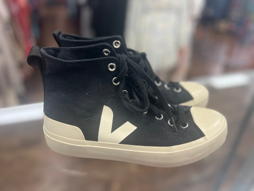 Vist Large View of Product Image Which is Used veja Casual Shoes 9