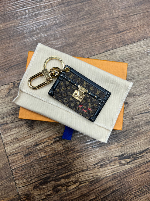 Vist Large View of Product Image Which is Used Louis Vuitton Keyring