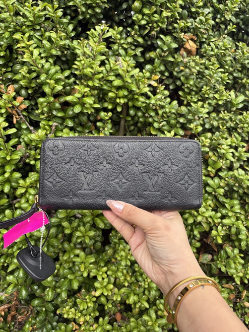 Vist Large View of Product Image Which is Used Louis Vuitton Zippy Wallet