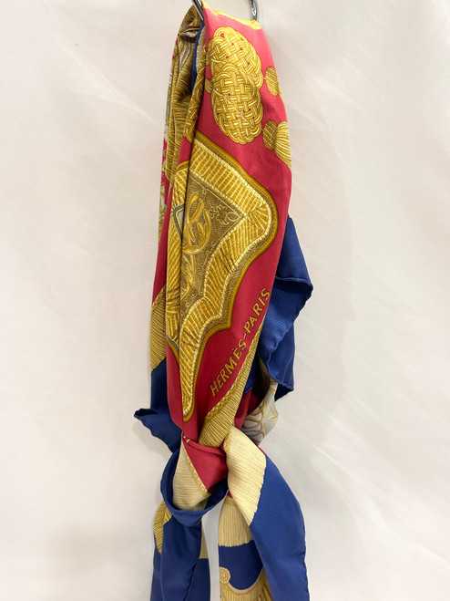 Vist Large View of Product Image Which is Used Hermes Lightweight Scarf