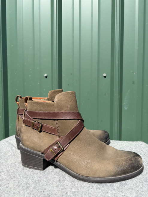 Vist Large View of Product Image Which is Used Bussola Ankle Boots 10