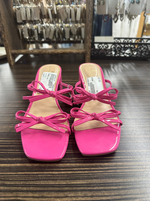 Vist Large View of Product Image Which is Used Bandolino Low Heels 6