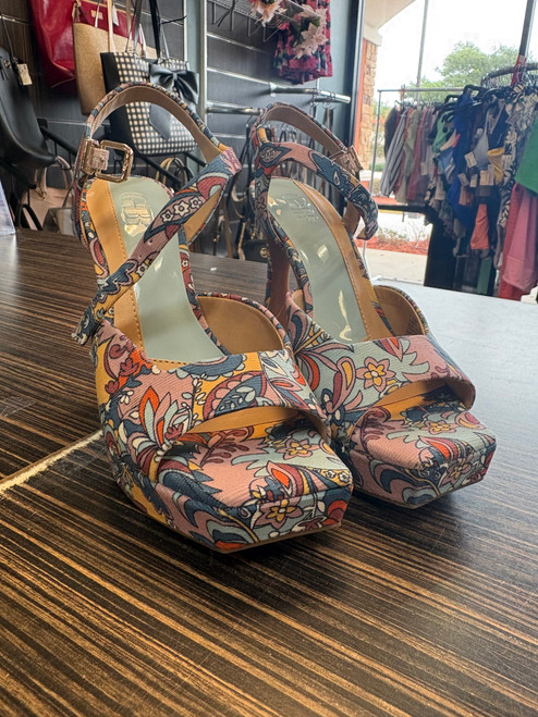 Vist Large View of Product Image Which is Used Gianni Bini High Heels 7.5