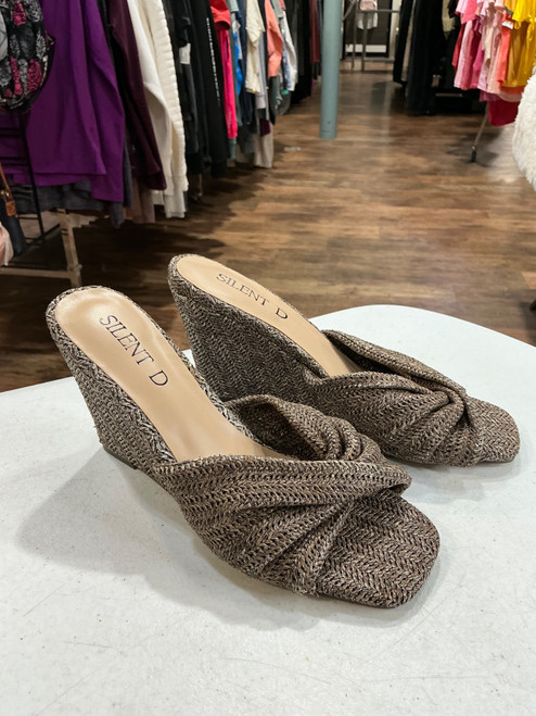 Vist Large View of Product Image Which is Used Unbranded Low Heels 8