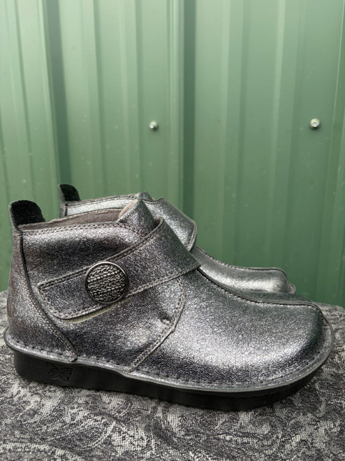 Vist Large View of Product Image Which is Used Alegria Clogs 5.5