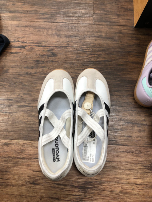 Vist Large View of Product Image Which is Used Adidas Casual Shoes 7.5