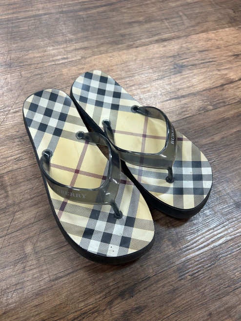 Vist Large View of Product Image Which is Used Unbranded Flip Flops 6.5