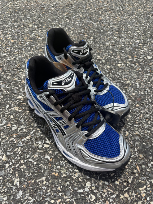 Vist Large View of Product Image Which is Used Asics Gel-Kayano Shoes 8