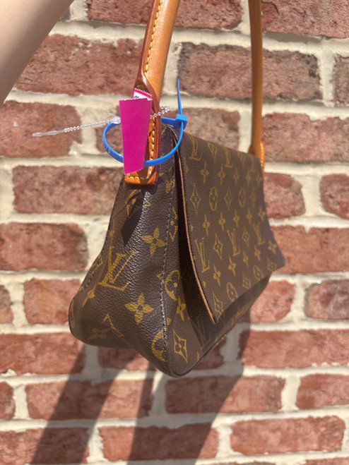 Vist Large View of Product Image Which is Used Louis Vuitton Looping Handbag