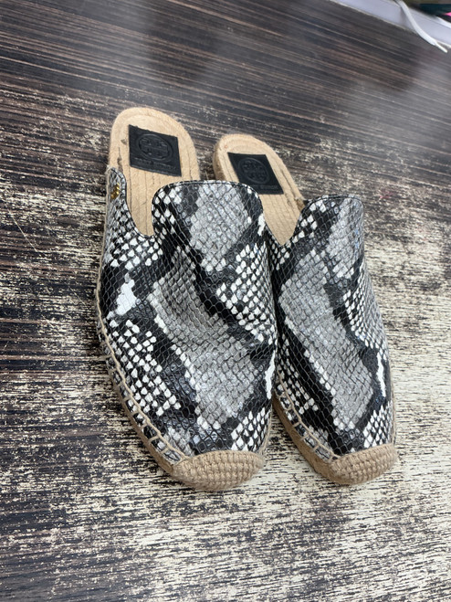 Vist Large View of Product Image Which is Used Unbranded Flats 9.5