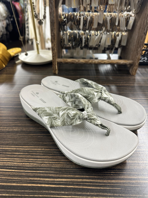 Vist Large View of Product Image Which is Used Clarks Flip Flops 10