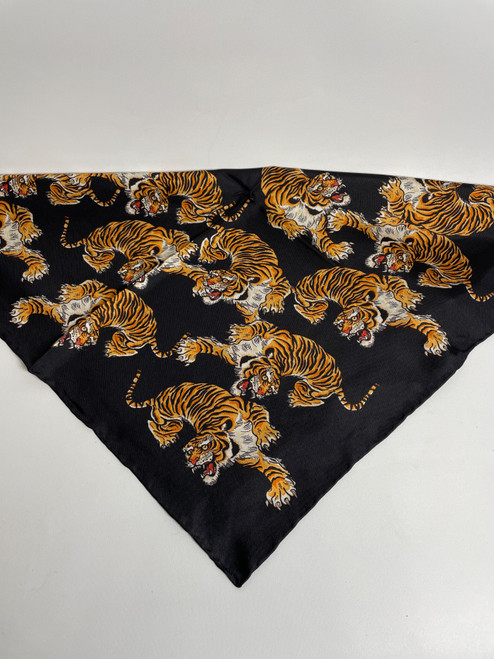 Vist Large View of Product Image Which is Used Ardeo Lightweight Scarf