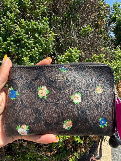 Vist Large View of Product Image Which is Used Coach Leather Wristlet