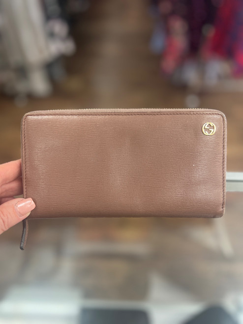 Vist Large View of Product Image Which is Used Gucci Leather Wallet
