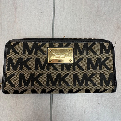 Vist Large View of Product Image Which is Used Michael Kors Wallet