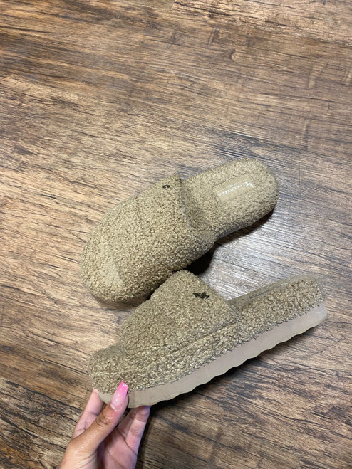 Vist Large View of Product Image Which is Used Unbranded Flats 7