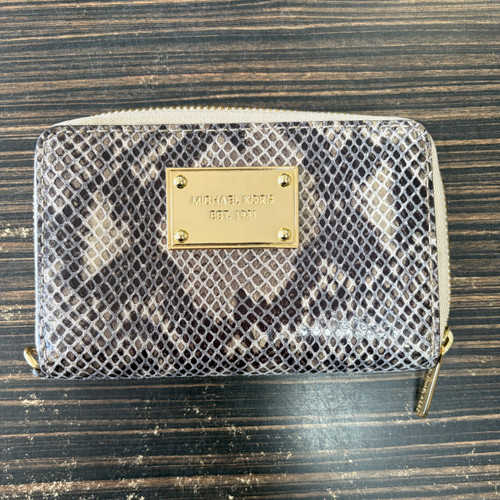 Vist Large View of Product Image Which is Used Michael Michael Kors Wallet