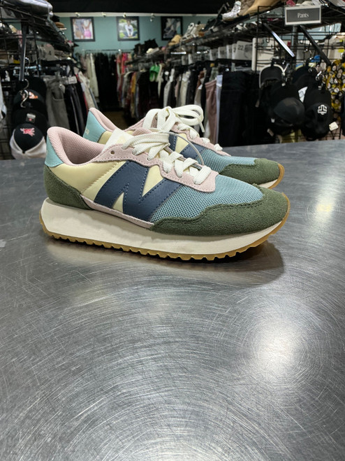 Vist Large View of Product Image Which is Used New Balance Casual Shoes 6.5