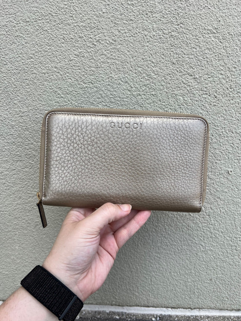 Vist Large View of Product Image Which is Used Gucci Leather Wallet