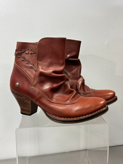 Vist Large View of Product Image Which is Used Unbranded Ankle Boots 8.5