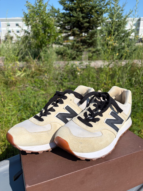 Vist Large View of Product Image Which is Used New Balance Casual Shoes 9