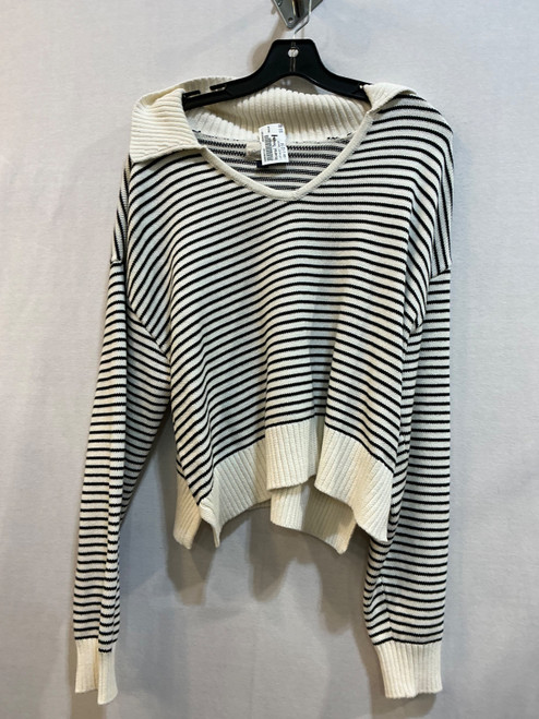Vist Large View of Product Image Which is Used Universal Threads Lightweight Sweater L-12/14