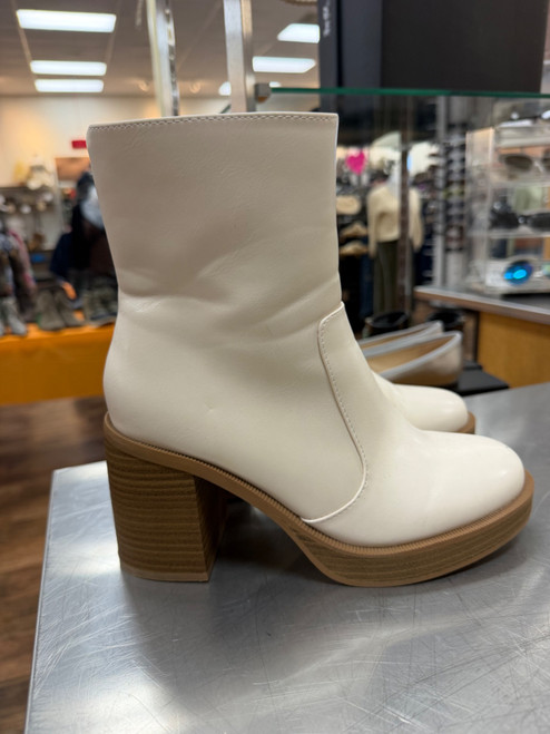 Vist Large View of Product Image Which is Used Universal Threads Ankle Boots 7