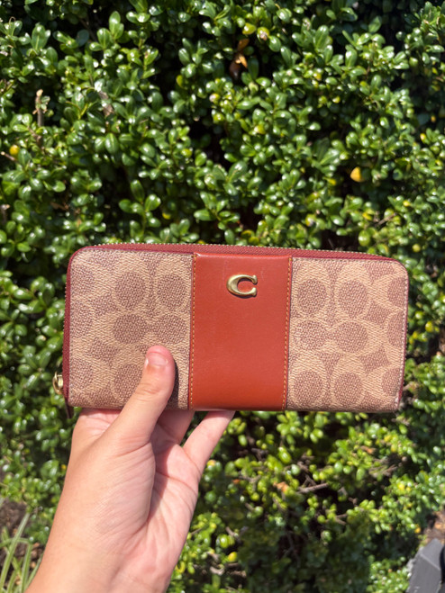 Vist Large View of Product Image Which is Used Coach Leather Wallet