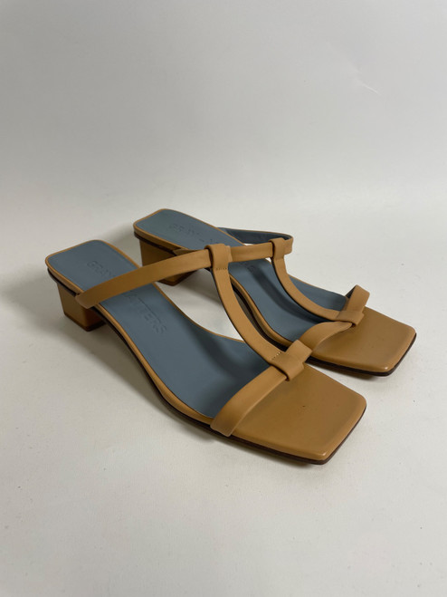 Vist Large View of Product Image Which is Used Gray Matters Low Heels 7.5