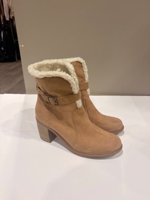 Vist Large View of Product Image Which is Used Unbranded Ankle Boots 9.5