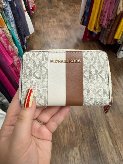Vist Large View of Product Image Which is Used Michael Michael Kors Wallet