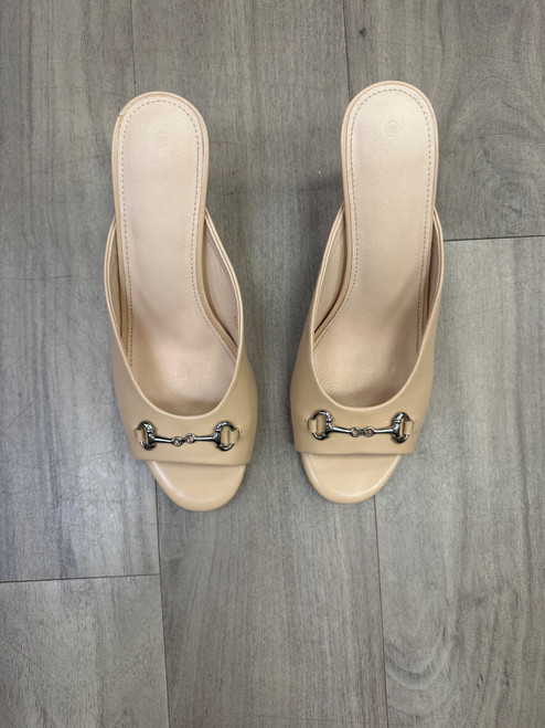 Vist Large View of Product Image Which is Used Unbranded Low Heels 9.5