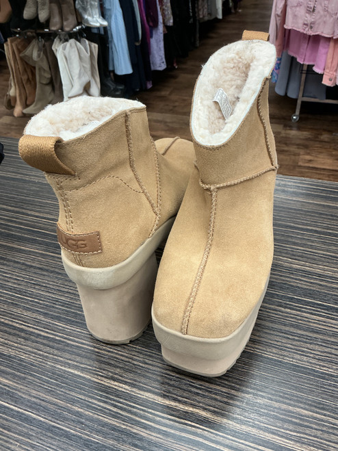 Vist Large View of Product Image Which is Used Ugg Australia Ankle Boots 9