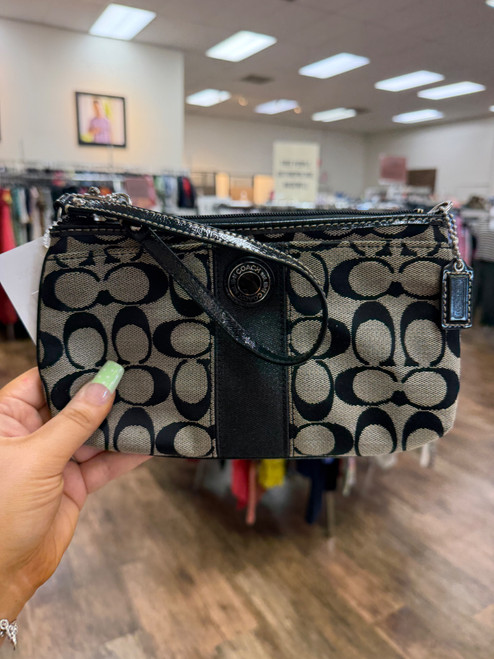 Vist Large View of Product Image Which is Used Coach Wristlet