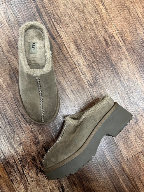 Vist Large View of Product Image Which is Used Ugg Australia Clogs 7.5