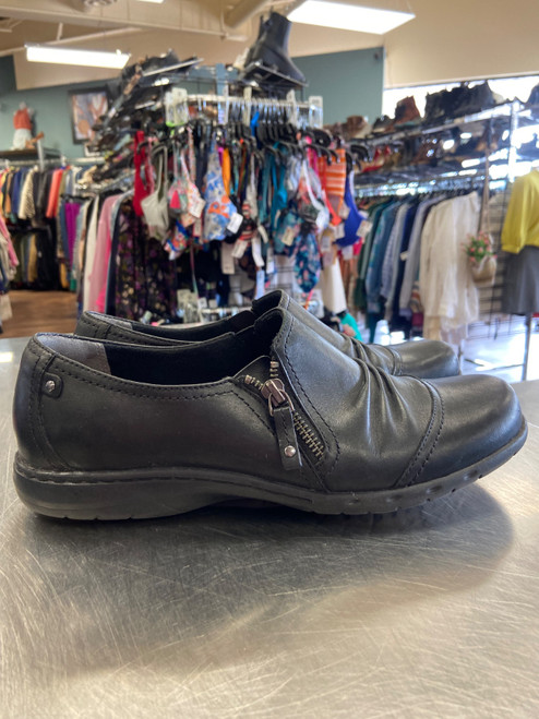 Vist Large View of Product Image Which is Used Rockport Clogs 9