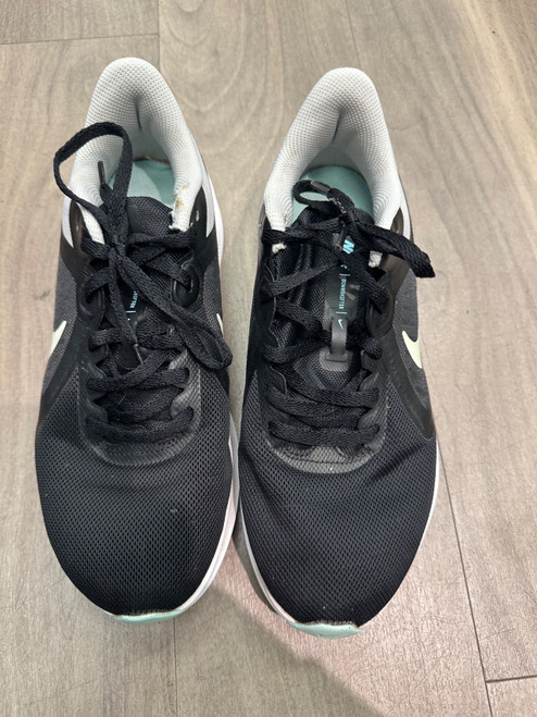 Vist Large View of Product Image Which is Used Nike Performance Shoes 8